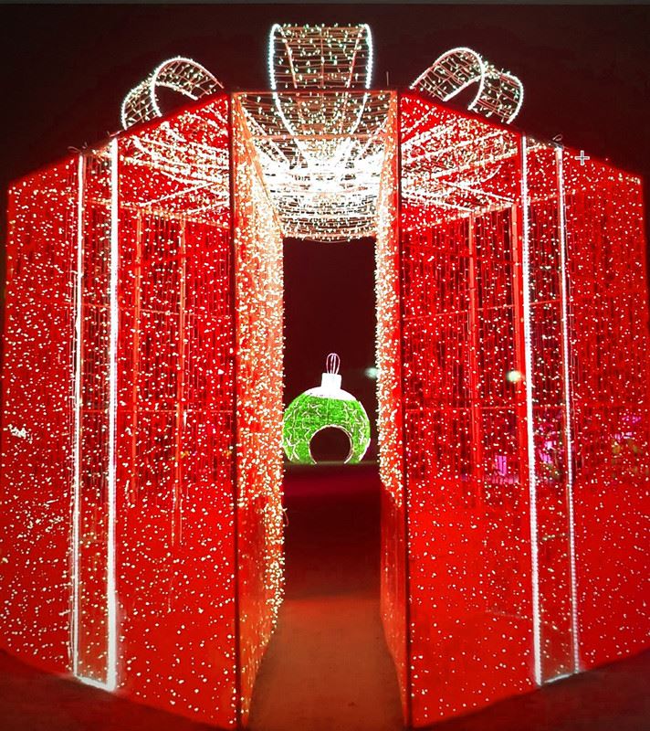 red gift box lights_