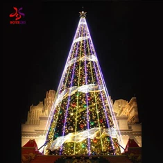 Gigantyczna choinka z lekką dekoracją